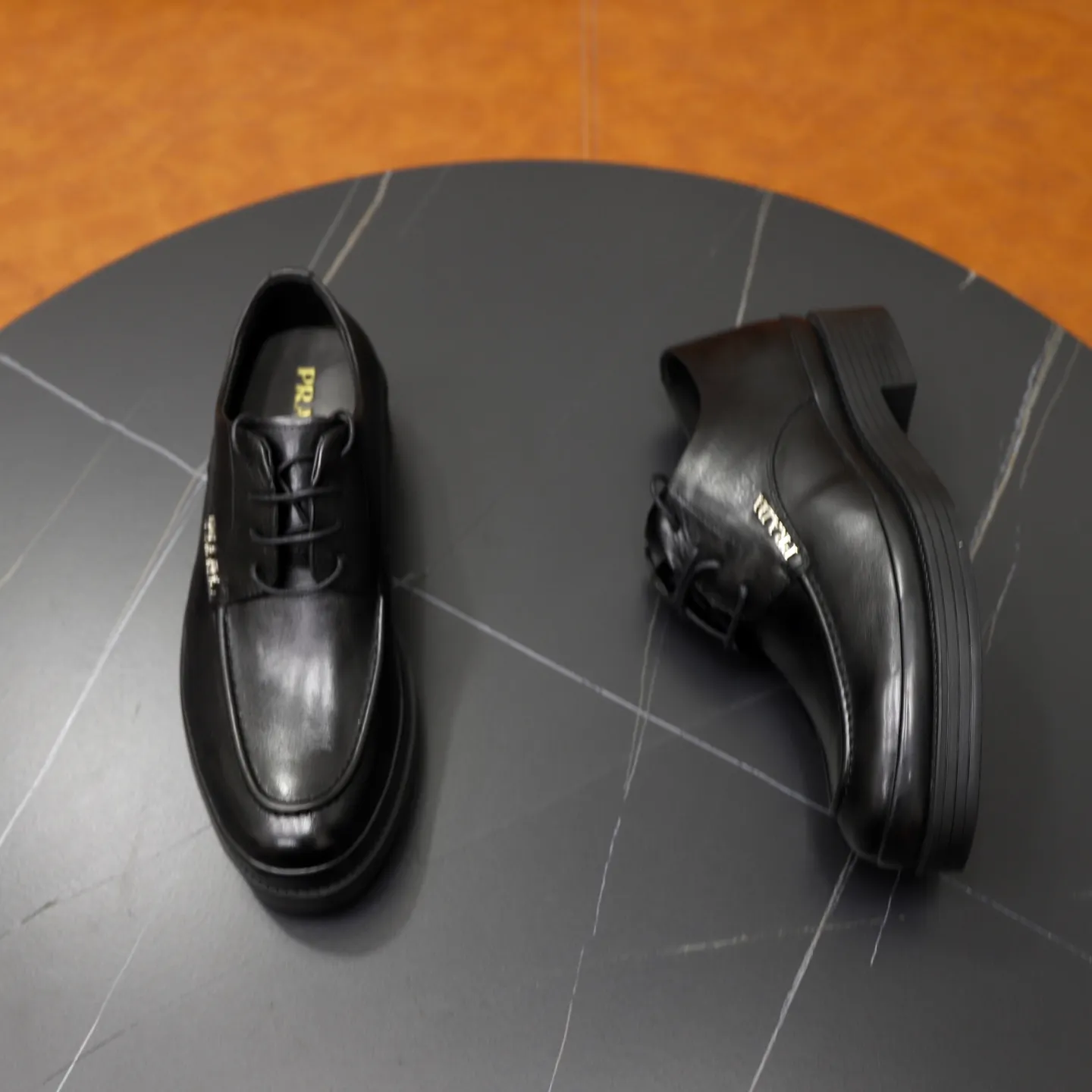 Ex-factory price: 500💰🙅‍♂️🙅‍♂️🙅‍♂️ Brand: PRADA Standard code: Men's code 38-44 (45 can be customized) Grade: Same style as the official website Original order quality Material: Original cowhide surface Comfortable lining Original outsole Style category: Men's fashionable casual leather shoes Distinguished big-name luxury elements Top luxury Color: Color of the actual picture